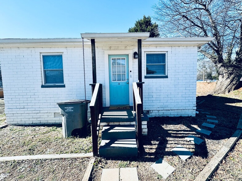 Building Photo - 403 Cedar Lane Rd