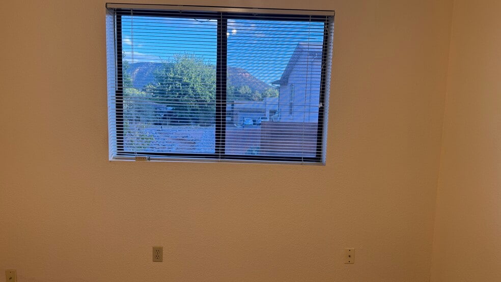 Building Photo - 160 Sugarloaf St