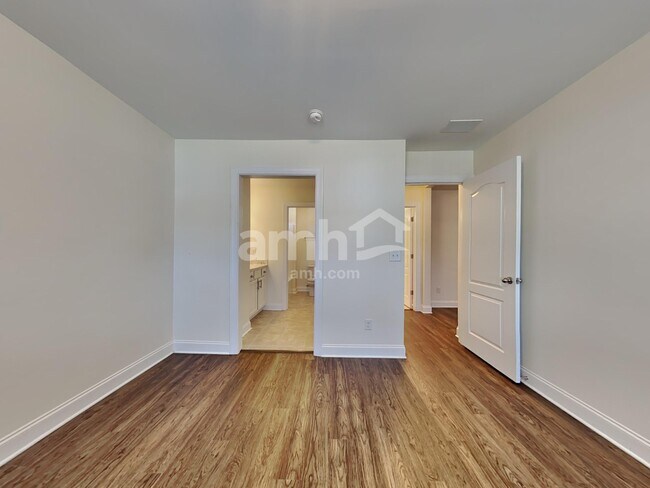 Building Photo - 111 Doral Blue Dr