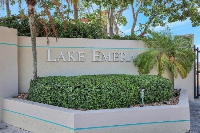 Building Photo - 110 Lake Emerald Dr