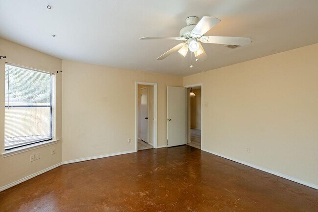 Building Photo - 2403 Monarch Dr