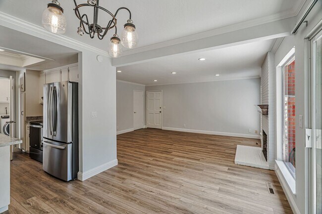 Building Photo - 652 Vasona Ave