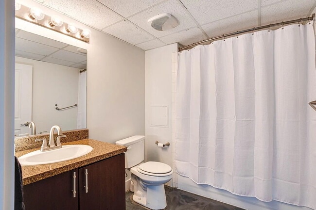 Building Photo - "Chic Urban Retreat: Spacious 1-Bedroom Oasis in the Heart of San Diego!"