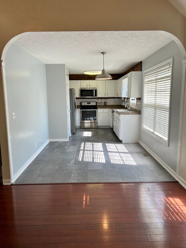 Building Photo - Three bedroom with bonus room and fence!