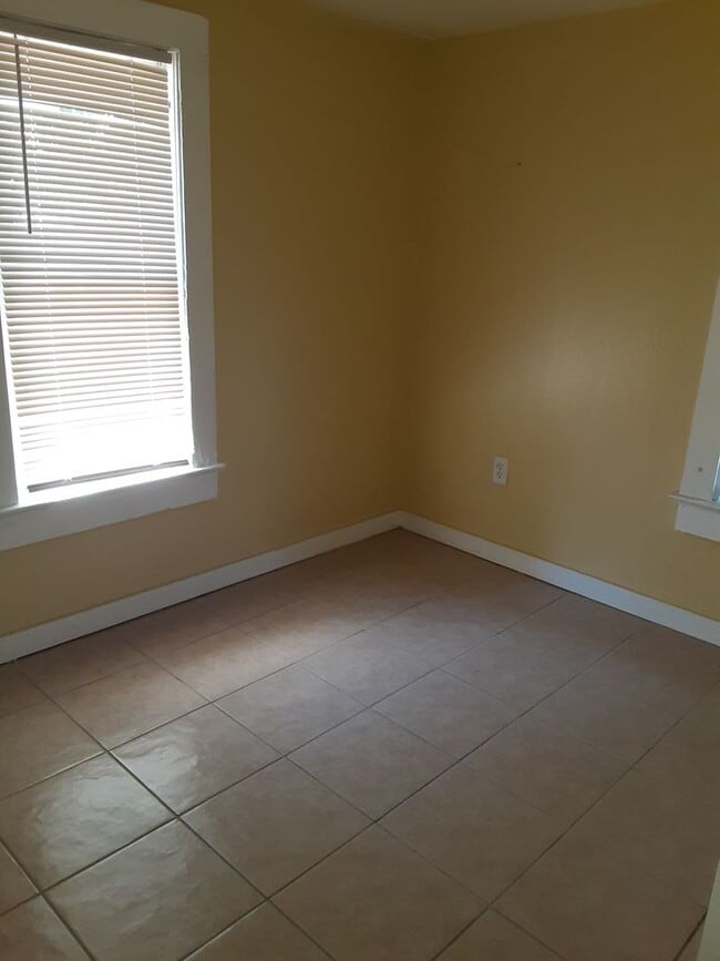 Building Photo - Just leased-Annual unfurnished 2/1 SFH wit...
