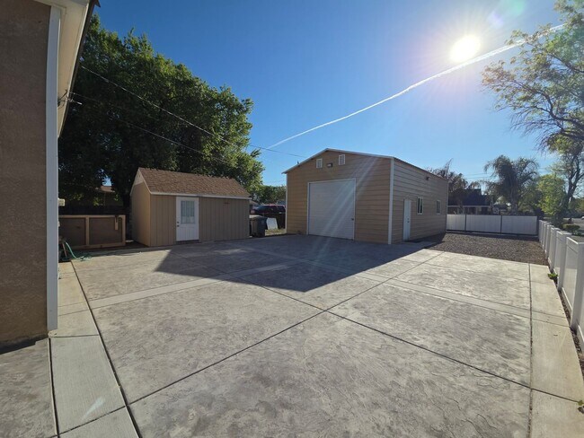 Building Photo - Beautiful 2 bedroom home with large detatched garage