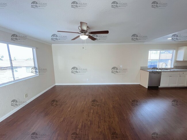 Building Photo - 3 Bed/2 Bath Two Story Townhome in Gated C...