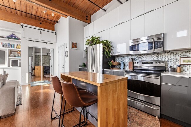 Building Photo - 320 W 2nd St