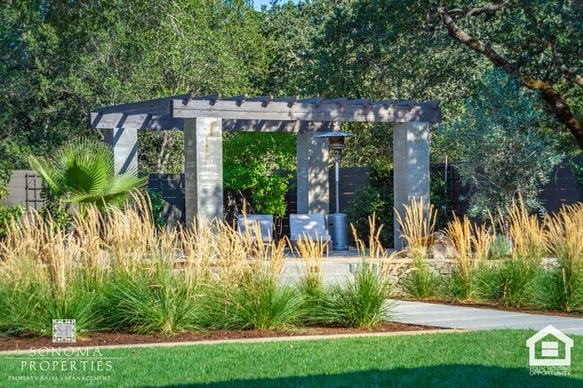 Building Photo - 3 Bedroom Exquisitely Furnished Home