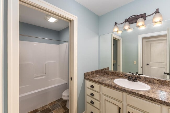 Building Photo - 835 Cherry St SE