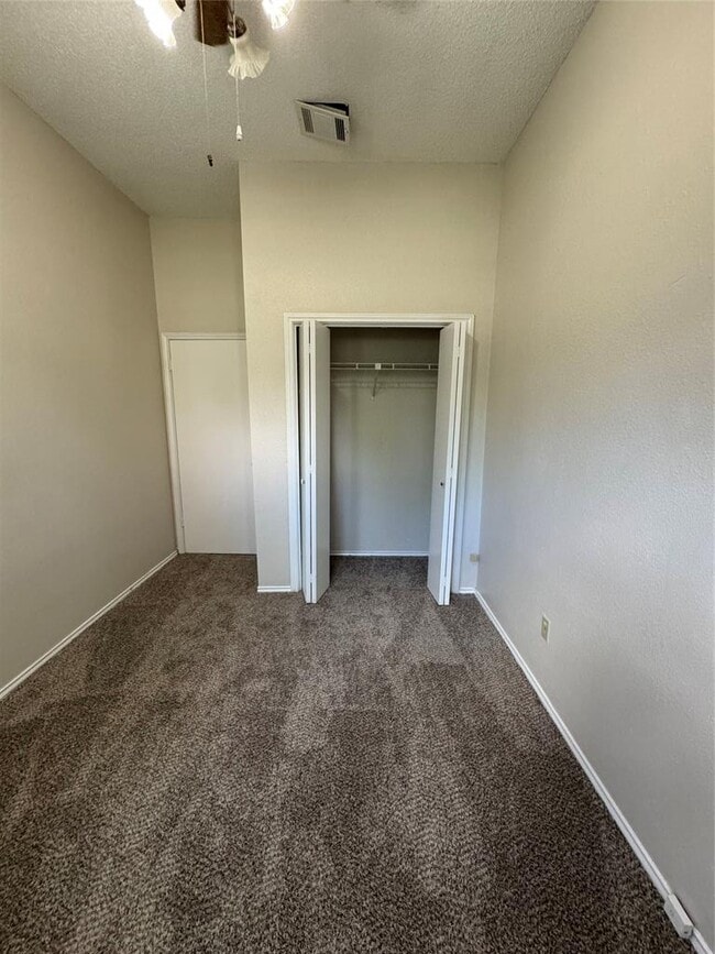Building Photo - 2111 Castle View Dr