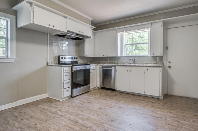 Building Photo - Move in specials available!