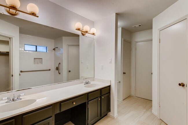 Building Photo - 4501 Kalama Dr