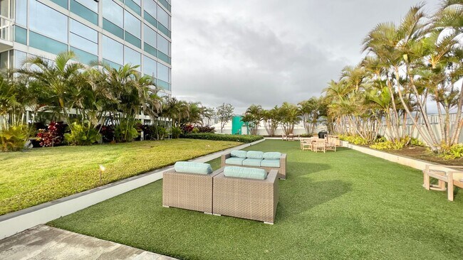 Building Photo - MOVE-IN READY 1 BED/1 BATH/1 PRKG IN 909! ...
