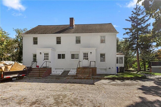 Building Photo - 476 Providence St