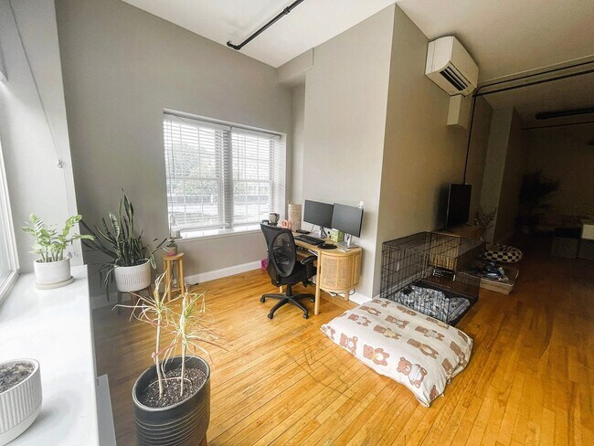 Building Photo - Spacious Studio Downtown Dover!