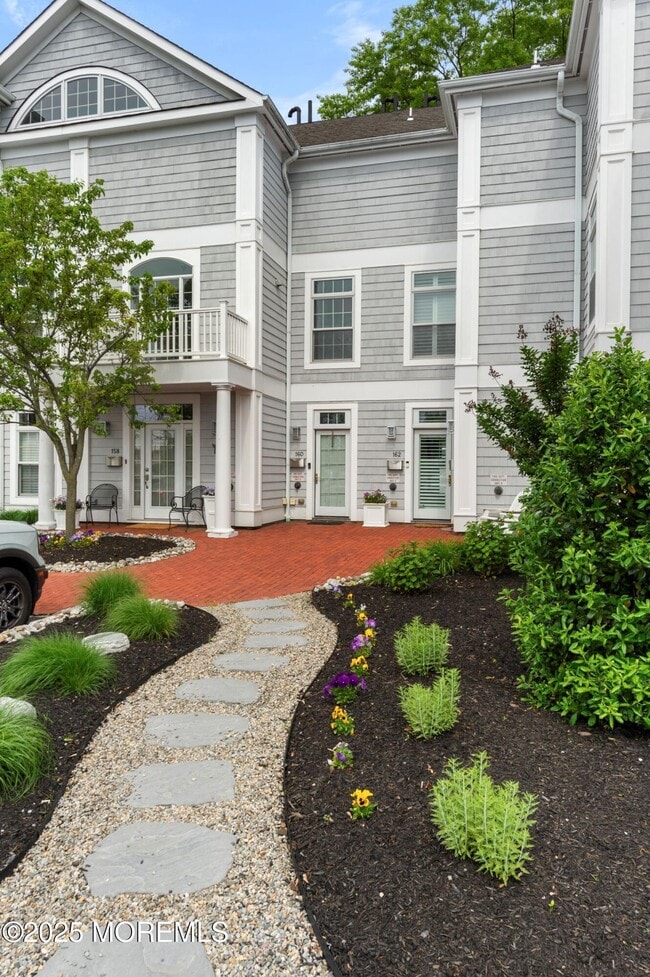 Building Photo - J162 Main St