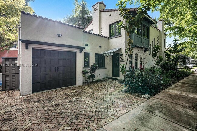 Building Photo - 447 Giralda Ave