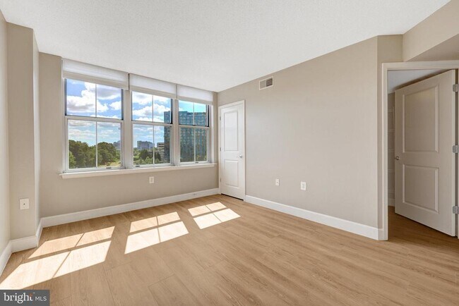 Building Photo - 11800 Sunset Hills Rd