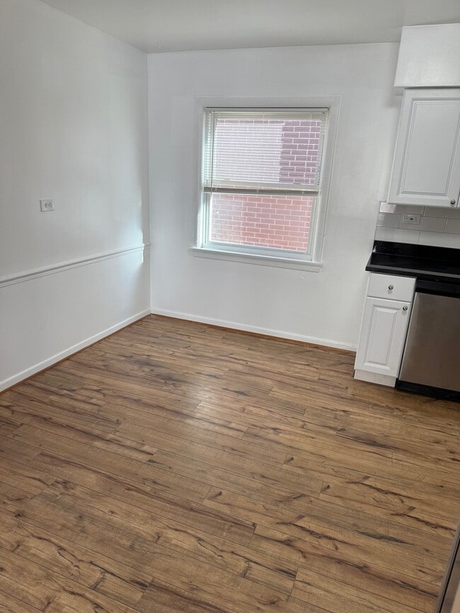 Building Photo - 511 Summit Ave