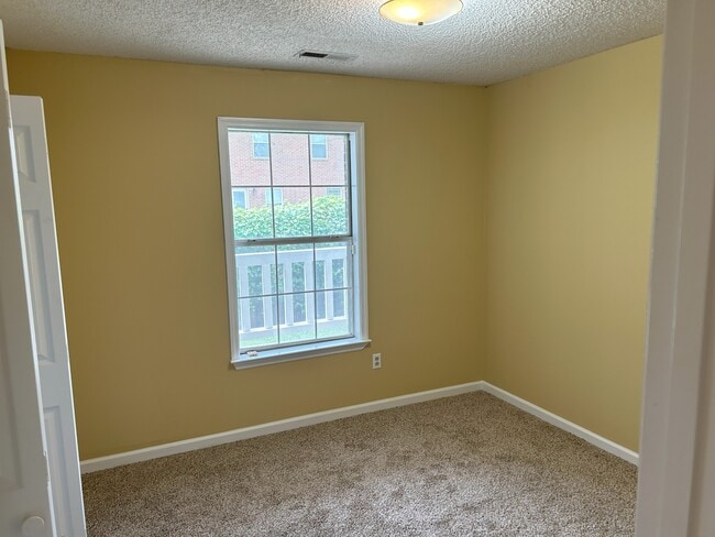 Building Photo - 2104 Liberty Dr