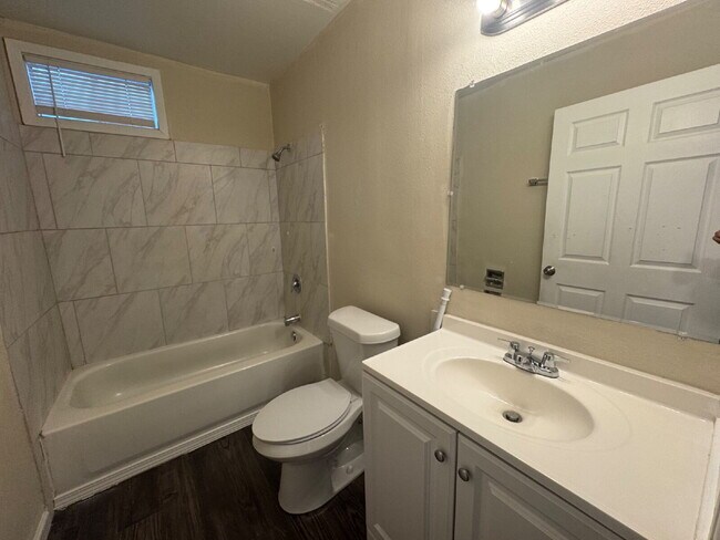 Building Photo - 2 Bedroom and 1 bathroom ready to move in