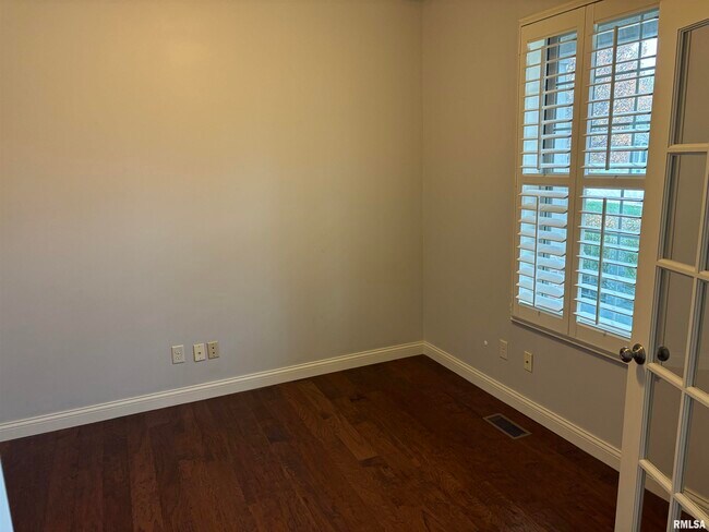 Building Photo - 2315 W Paddington Ct