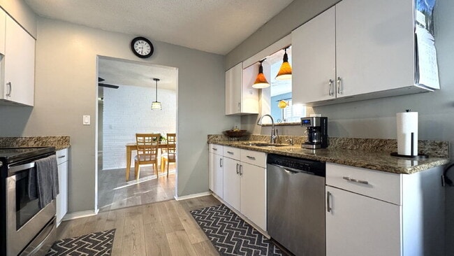 Building Photo - 1121 Clearwater Rd