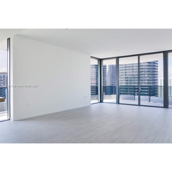 Building Photo - 1000 Brickell Plz