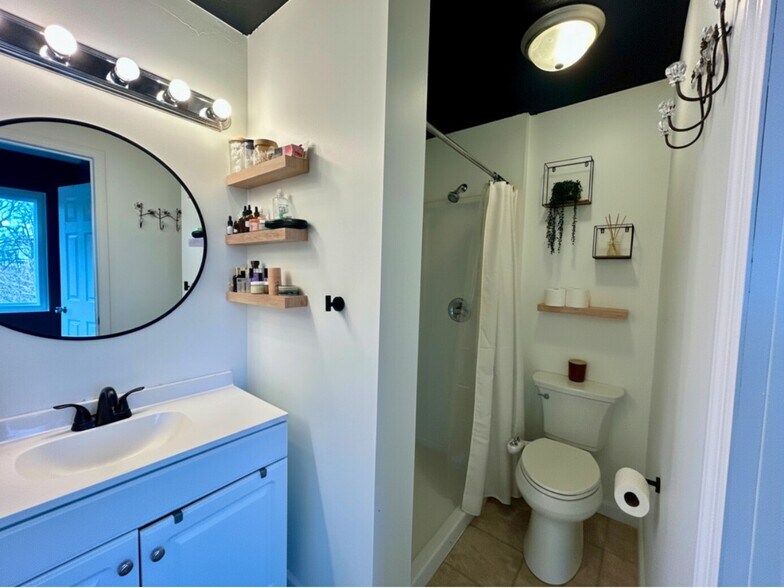 Building Photo - 8831 Eagleview Dr