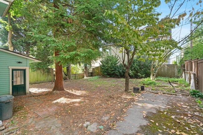 Building Photo - Spacious, light-filled 3-bdrm/2-bath vinta...
