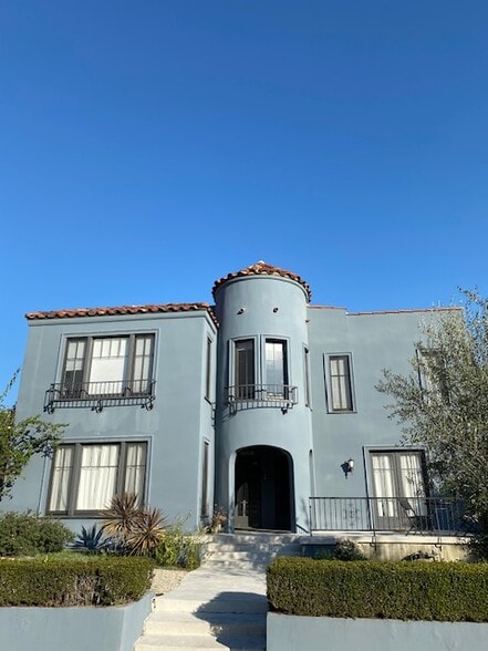 The open unit is upstairs on the south/right - 612 N Plymouth Blvd