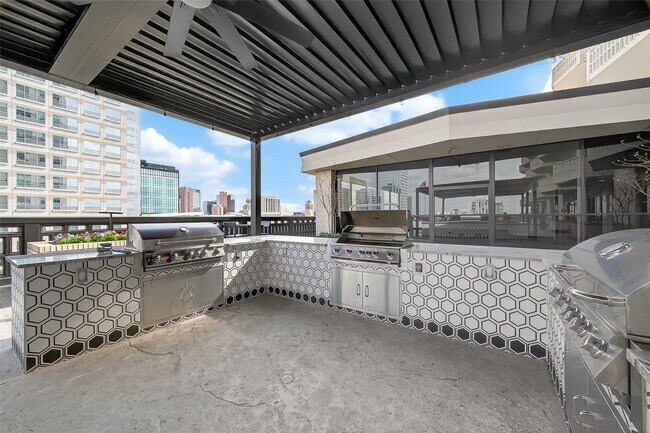 Building Photo - 2016 Main St