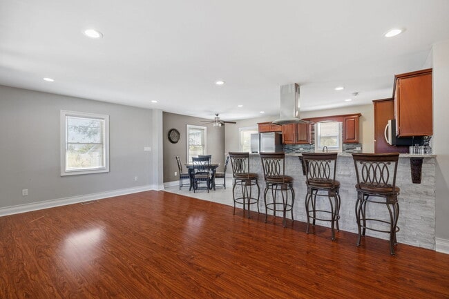 Building Photo - 1352 Smith Rd