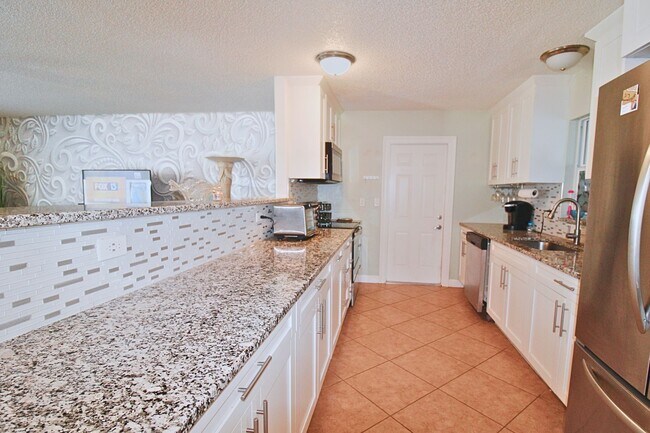 Building Photo - 3 Bed, 2 Bath Furnished Home With Screened...