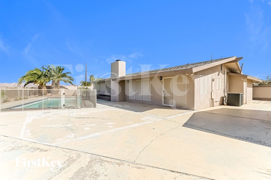 Building Photo - 518 E Fairway Rd