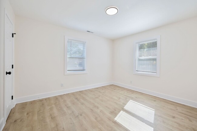 Building Photo - 512 E Branch St