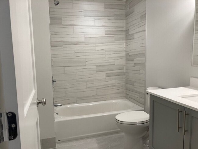 Building Photo - 2BR 2Bth unit. Great location! Easy access to Mass Pike. Laundry IN UNIT!