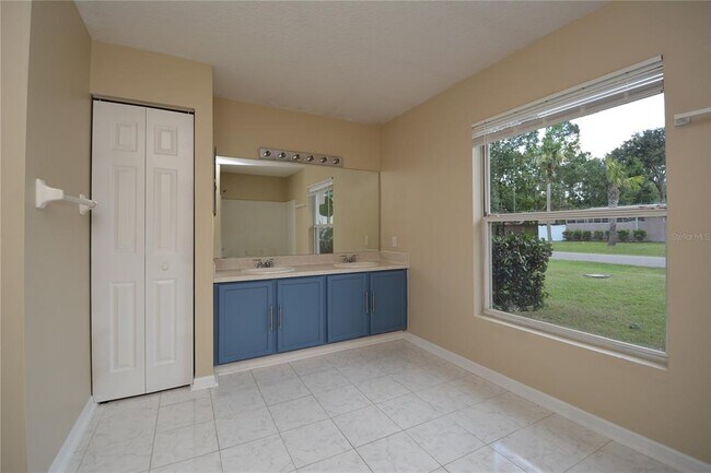 Building Photo - 12 Pine Brook Dr