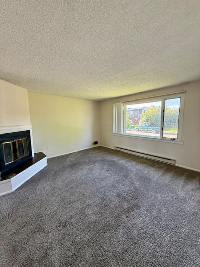 Building Photo - 3 Bedroom, 2 Bathroom Duplex- 5 minute wal...