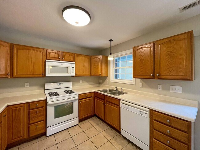 Building Photo - Spacious Two-Bedroom Townhouse in West Ash...