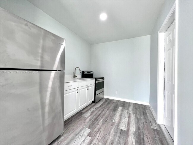 Primary Photo - 830 NW 7th St