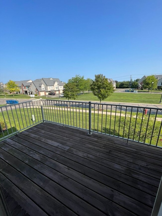 Building Photo - Bright Upper Condo with Garage | Near Shopping & Trails