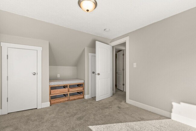 Building Photo - 8334 SE Taylor Ct