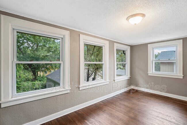 Building Photo - 1312 E 62nd Terrace