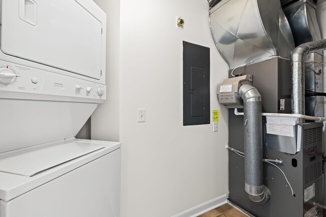 Building Photo - MOVE IN READY 2 BED 2 BATH!