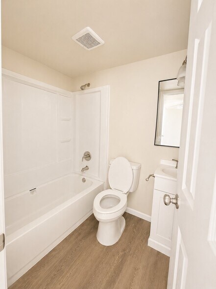 Building Photo - 824 Karnes St