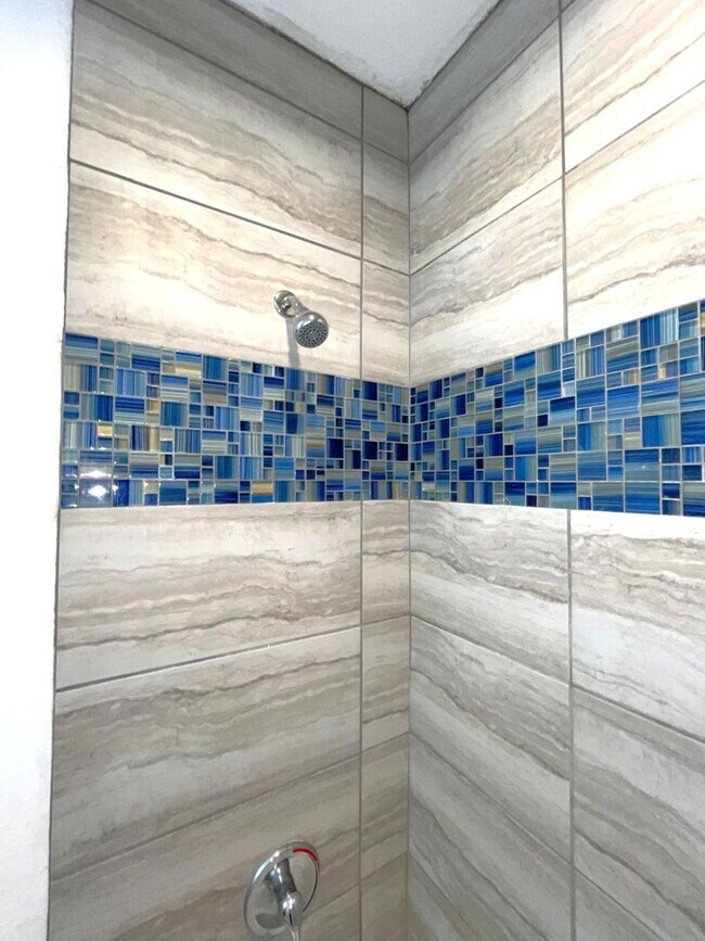 Building Photo - Great Location-Large 2/2/1 + DEN Duplex