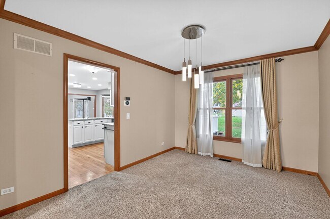 Building Photo - 1163 Shoreline Dr