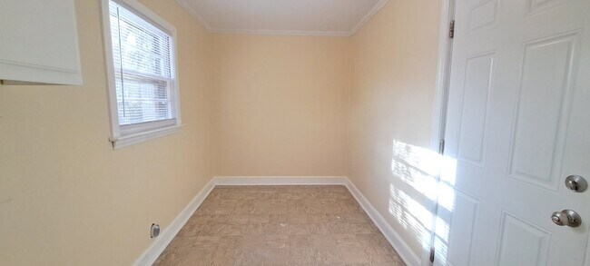 Building Photo - 806 S Best St